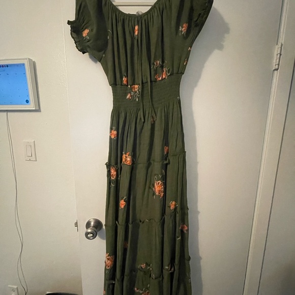 Dresses & Skirts - Floral Green Maxi Dress